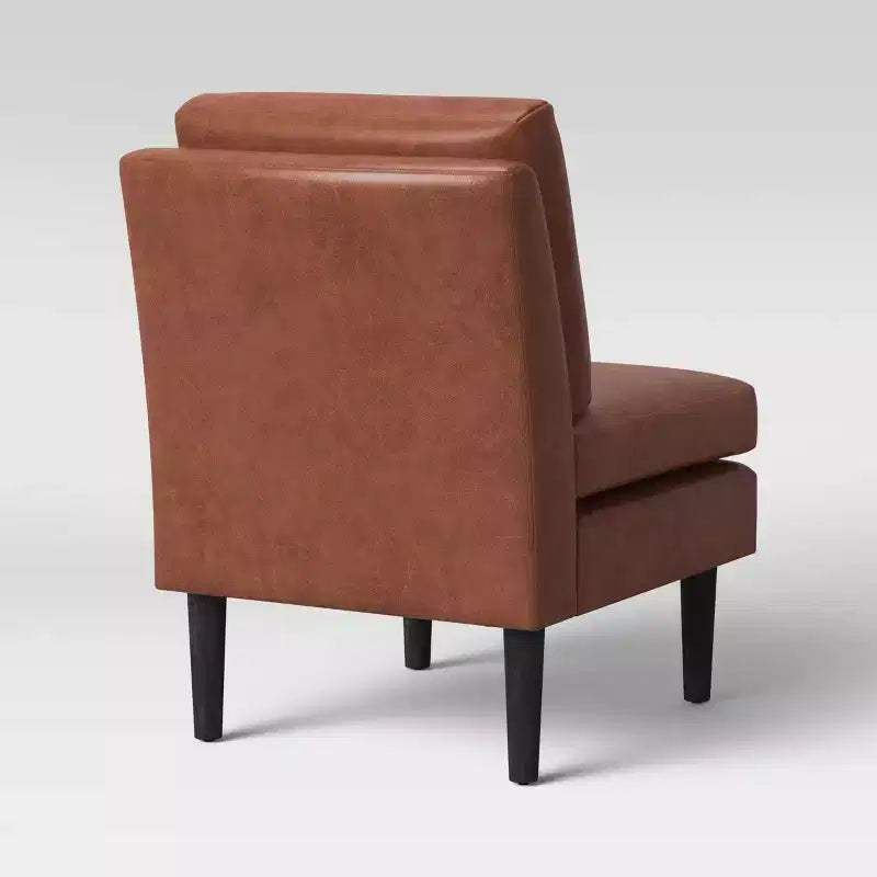 Poltrona Gelbin in similpelle con gambe in legno - Threshold