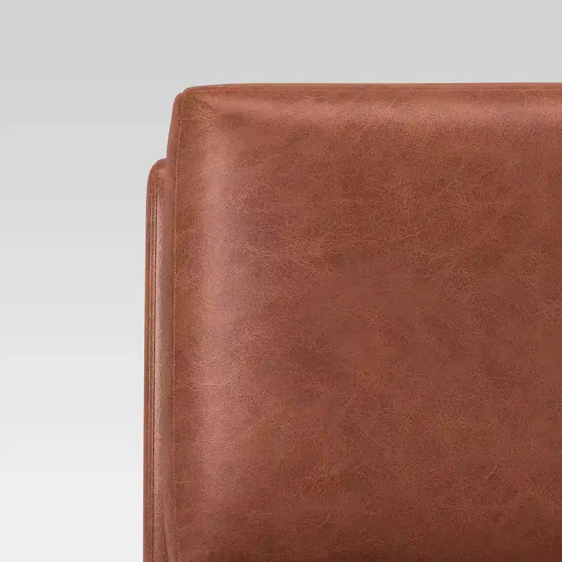 Poltrona Gelbin in similpelle con gambe in legno - Threshold