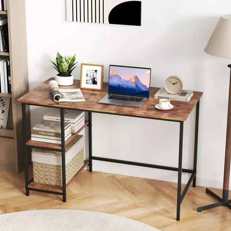 Scrivania per computer Costway da 119 cm, tavolo da ufficio/studio, postazione di lavoro domestica con ripiano regolabile, nero rustico/caffè/marrone