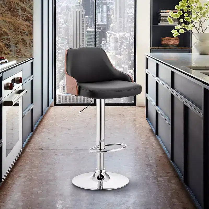 Sgabello da bar ad altezza regolabile Asher con rivestimento in similpelle cromato - Armen Living