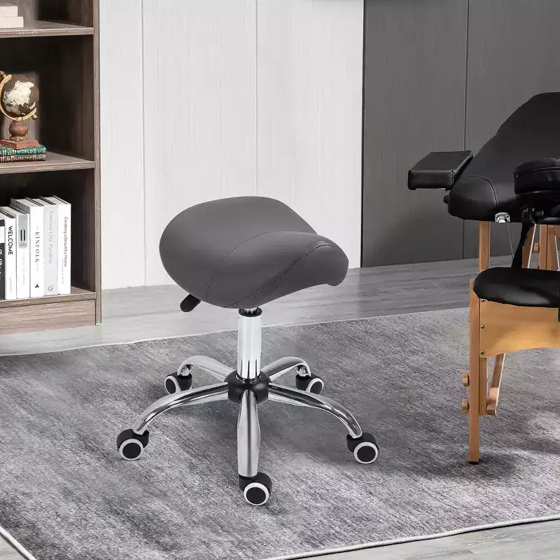 Sgabello a rotelle ergonomico HOMCOM con seduta a sella, in similpelle, idraulico, regolabile in altezza e girevole per salone, studio medico, centro estetico