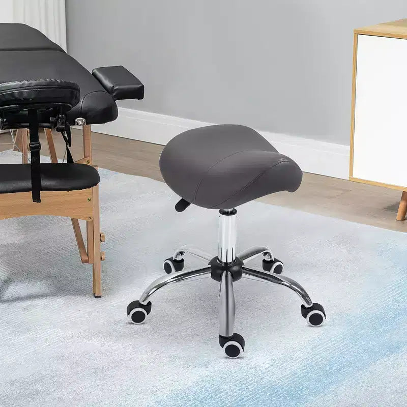 Sgabello a rotelle ergonomico HOMCOM con seduta a sella, in similpelle, idraulico, regolabile in altezza e girevole per salone, studio medico, centro estetico