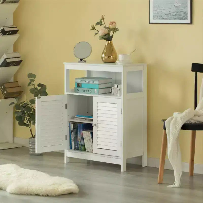 Mobiletto lavabo bagno Basicwise moderno in legno bianco con ripiani regolabili e ante con design a due assi orizzontali