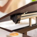 Carrello porta PC regolabile in altezza IRIS USA con tavolino laterale e postazione di lavoro dinamica su ruote, Supporto per laptop, Marrone