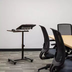 Carrello porta PC regolabile in altezza IRIS USA con tavolino laterale e postazione di lavoro dinamica su ruote, Supporto per laptop, Marrone
