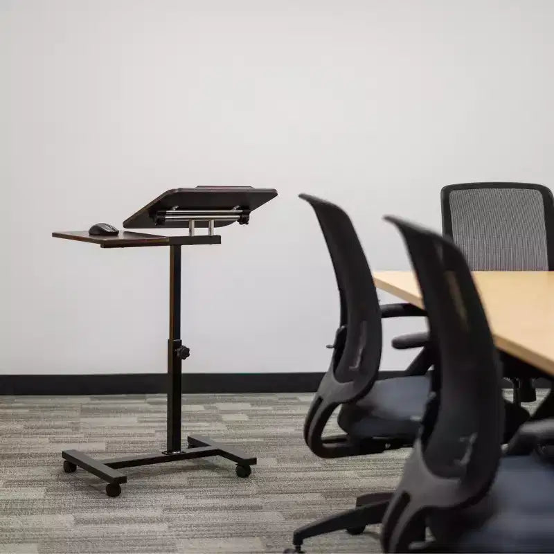 Carrello porta PC regolabile in altezza IRIS USA con tavolino laterale e postazione di lavoro dinamica su ruote, Supporto per laptop, Marrone