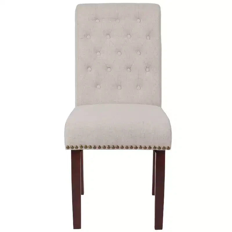 Sedia Emma and Oliver 4 PK Parsons con schienale arrotolato imbottito con bordo borchiato e telaio rifinito con feltrini in plastica