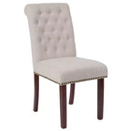 Sedia Emma and Oliver 4 PK Parsons con schienale arrotolato imbottito con bordo borchiato e telaio rifinito con feltrini in plastica