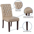 Sedia Emma and Oliver 4 PK Parsons con schienale arrotolato imbottito con bordo borchiato e telaio rifinito con feltrini in plastica