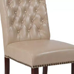 Sedia Emma and Oliver 4 PK Parsons con schienale arrotolato imbottito con bordo borchiato e telaio rifinito con feltrini in plastica