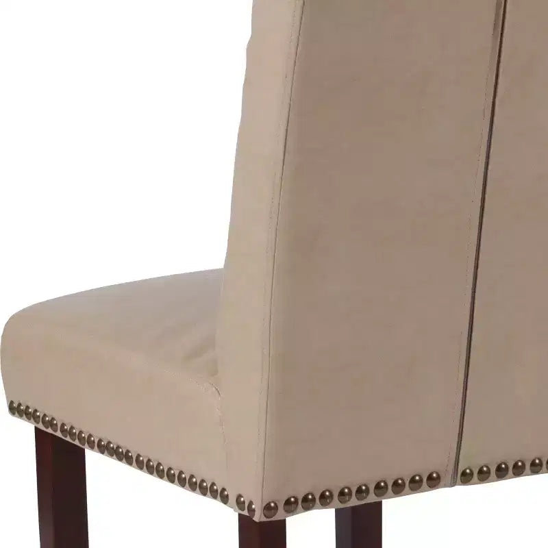 Sedia Emma and Oliver 4 PK Parsons con schienale arrotolato imbottito con bordo borchiato e telaio rifinito con feltrini in plastica