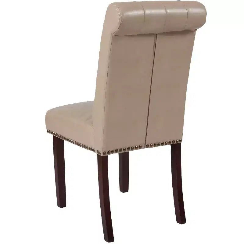 Sedia Emma and Oliver 4 PK Parsons con schienale arrotolato imbottito con bordo borchiato e telaio rifinito con feltrini in plastica