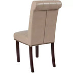 Sedia Emma and Oliver 4 PK Parsons con schienale arrotolato imbottito con bordo borchiato e telaio rifinito con feltrini in plastica