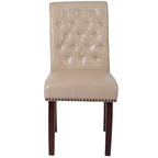 Sedia Emma and Oliver 4 PK Parsons con schienale arrotolato imbottito con bordo borchiato e telaio rifinito con feltrini in plastica