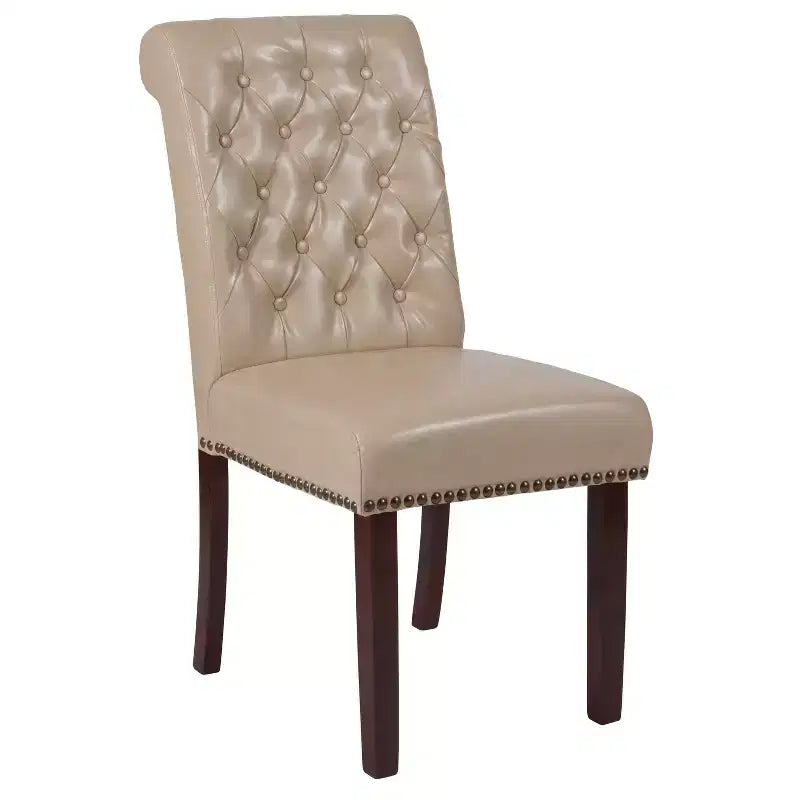 Sedia Emma and Oliver 4 PK Parsons con schienale arrotolato imbottito con bordo borchiato e telaio rifinito con feltrini in plastica