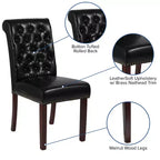 Sedia Emma and Oliver 4 PK Parsons con schienale arrotolato imbottito con bordo borchiato e telaio rifinito con feltrini in plastica