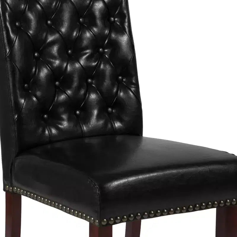 Sedia Emma and Oliver 4 PK Parsons con schienale arrotolato imbottito con bordo borchiato e telaio rifinito con feltrini in plastica