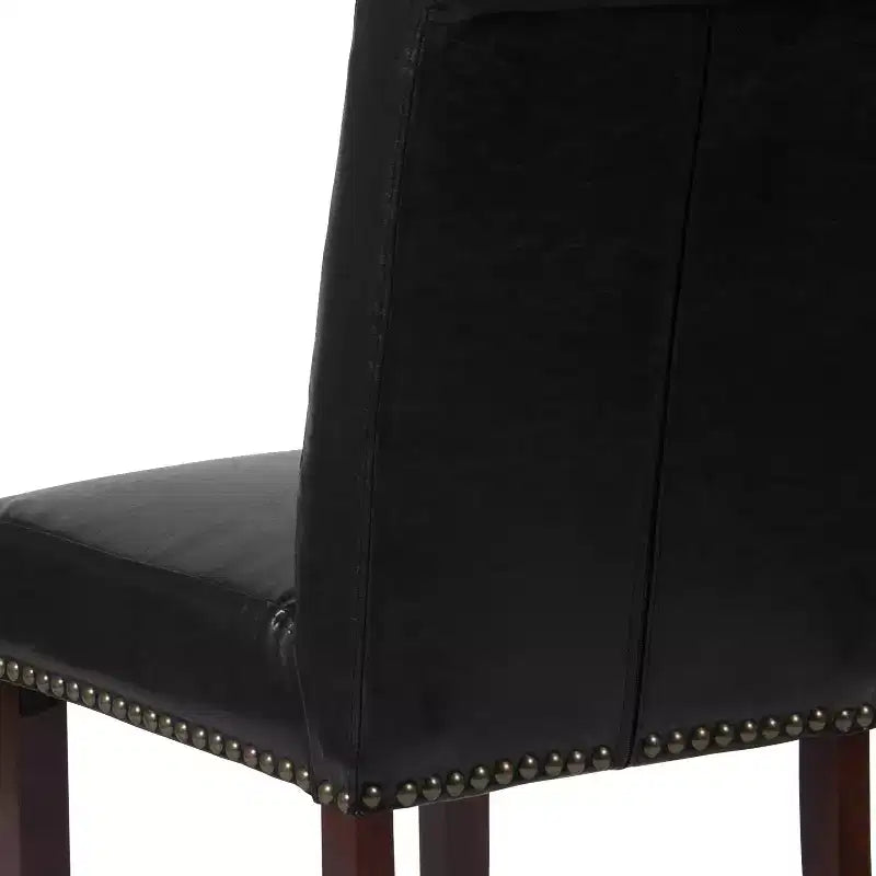 Sedia Emma and Oliver 4 PK Parsons con schienale arrotolato imbottito con bordo borchiato e telaio rifinito con feltrini in plastica