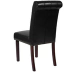 Sedia Emma and Oliver 4 PK Parsons con schienale arrotolato imbottito con bordo borchiato e telaio rifinito con feltrini in plastica