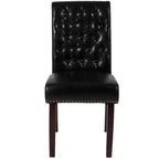 Sedia Emma and Oliver 4 PK Parsons con schienale arrotolato imbottito con bordo borchiato e telaio rifinito con feltrini in plastica