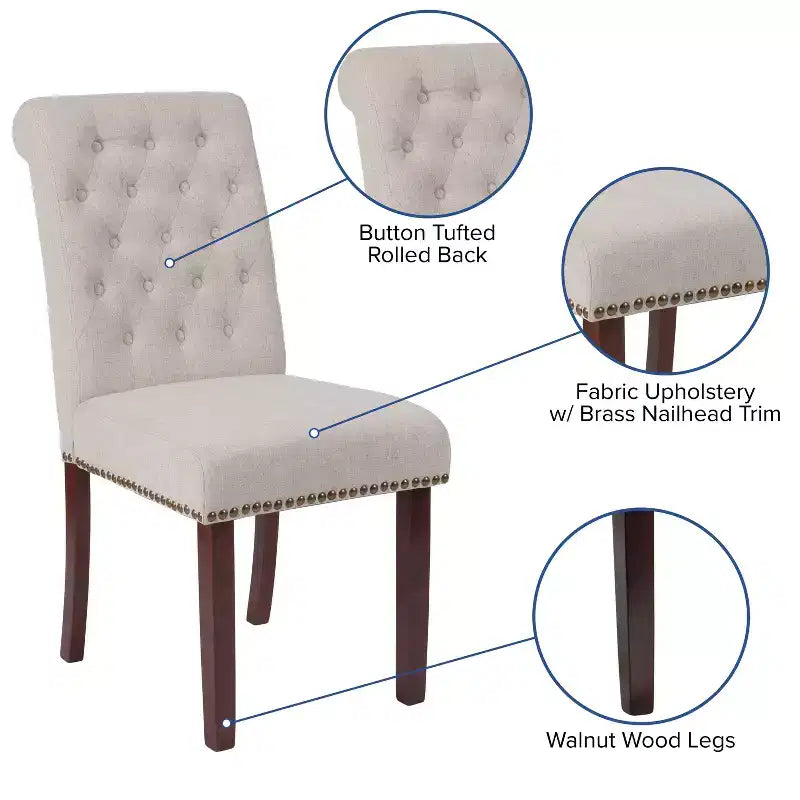 Sedia Emma and Oliver 4 PK Parsons con schienale arrotolato imbottito con bordo borchiato e telaio rifinito con feltrini in plastica