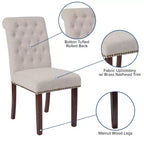 Sedia Emma and Oliver 4 PK Parsons con schienale arrotolato imbottito con bordo borchiato e telaio rifinito con feltrini in plastica