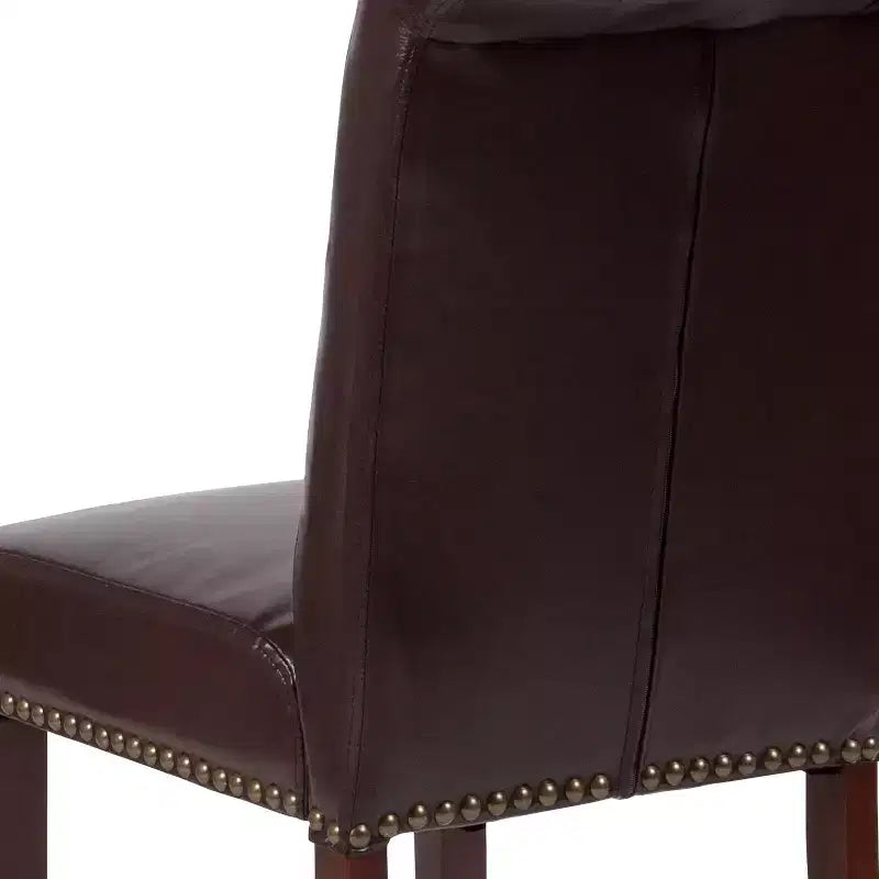Sedia Emma and Oliver 4 PK Parsons con schienale arrotolato imbottito con bordo borchiato e telaio rifinito con feltrini in plastica