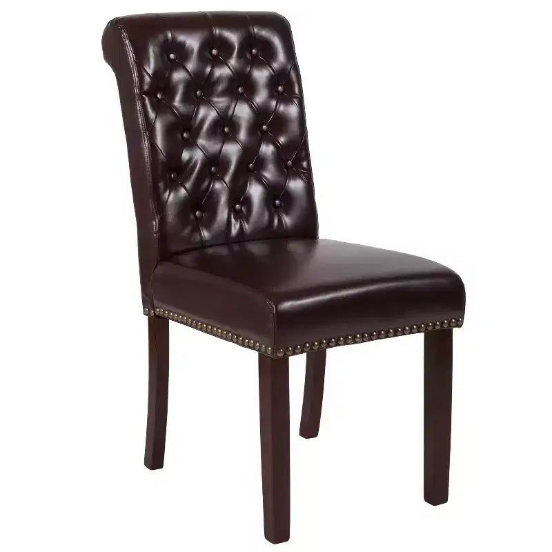 Sedia Emma and Oliver 4 PK Parsons con schienale arrotolato imbottito con bordo borchiato e telaio rifinito con feltrini in plastica