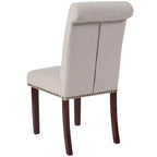 Sedia Emma and Oliver 4 PK Parsons con schienale arrotolato imbottito con bordo borchiato e telaio rifinito con feltrini in plastica