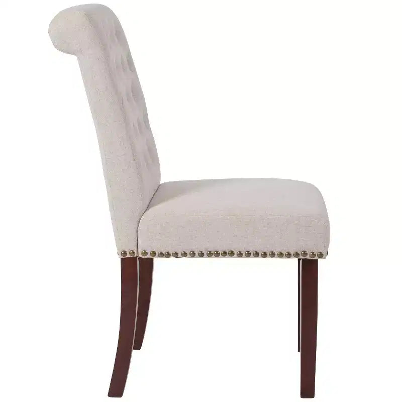Sedia Emma and Oliver 4 PK Parsons con schienale arrotolato imbottito con bordo borchiato e telaio rifinito con feltrini in plastica