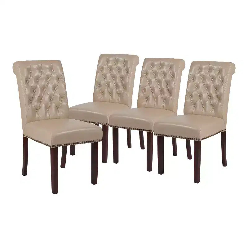 Sedia Emma and Oliver 4 PK Parsons con schienale arrotolato imbottito con bordo borchiato e telaio rifinito con feltrini in plastica