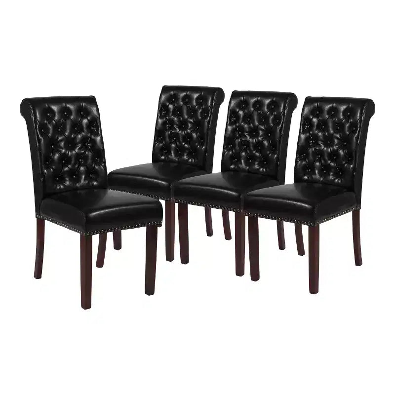 Sedia Emma and Oliver 4 PK Parsons con schienale arrotolato imbottito con bordo borchiato e telaio rifinito con feltrini in plastica