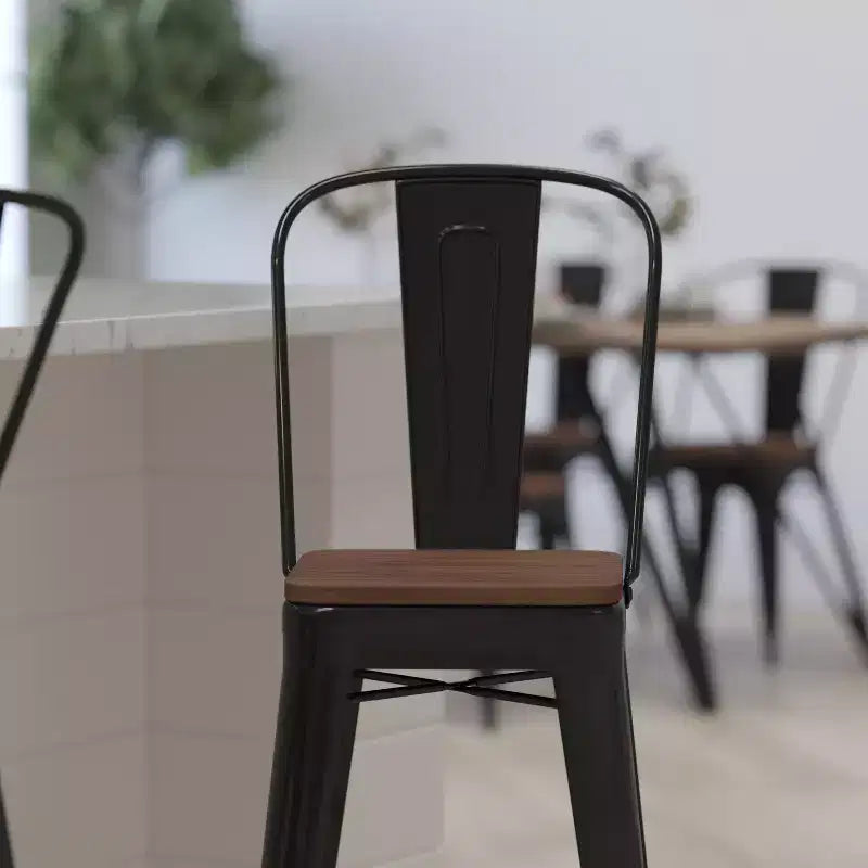 Sgabello da pranzo in metallo Merrick Lane con schienale a doghe curve e seduta in legno testurizzato