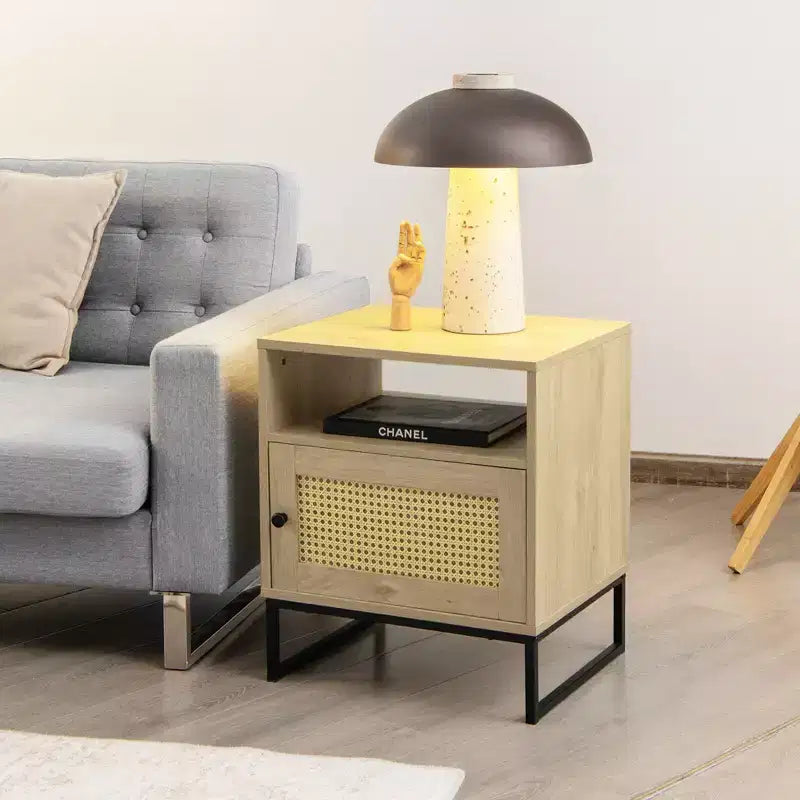 Costway 2 comodini con armadietto, tavolino laterale in legno, anta decorata in rattan, color rovere