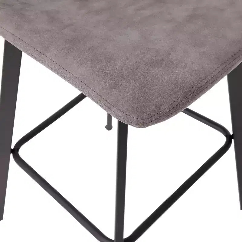 Emma e Oliver Set di Due Sgabelli da Bar Imbottiti Moderni da 76 cm, Struttura in Metallo Opaco e Piedini in Plastica