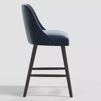 Sgabello da bar Geller in velluto lucido Threshold da 68,5 cm con poggiapiedi