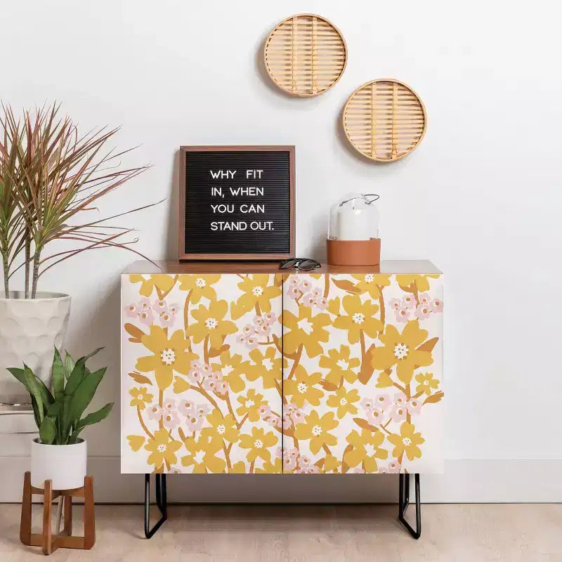 Trentuno illustrazioni Fiori selvatici in credenza color curcuma - Deny Designs