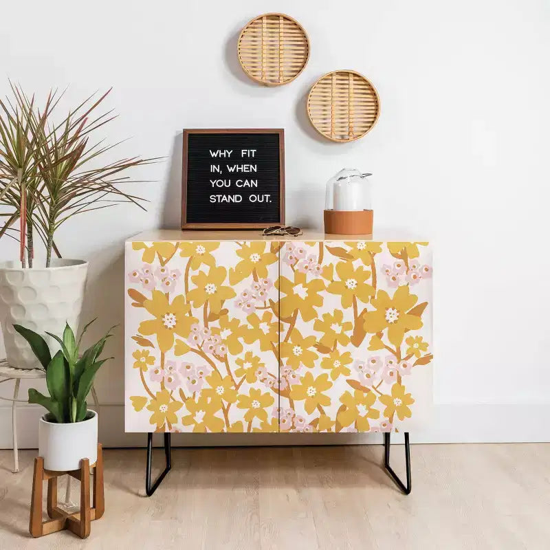 Trentuno illustrazioni Fiori selvatici in credenza color curcuma - Deny Designs