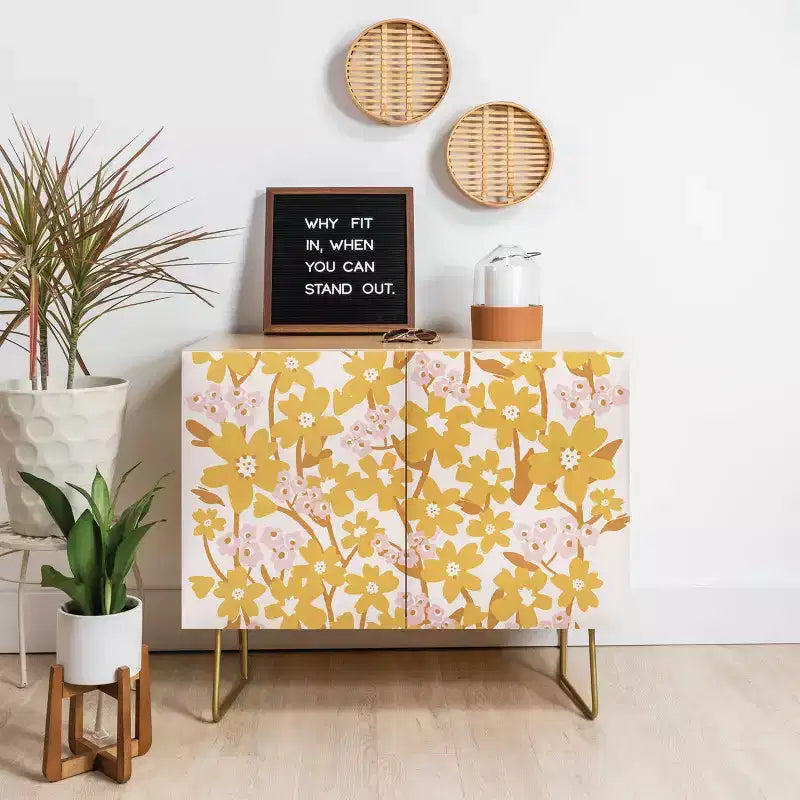 Trentuno illustrazioni Fiori selvatici in credenza color curcuma - Deny Designs