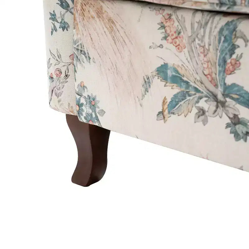 Poltrona Vincent imbottita in legno con motivo in tessuto e design a orecchioni per camera da letto | ART OF LIVING DESIGNS