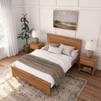 Letto matrimoniale Plank+Beam Farmhouse con testiera a pannelli, letto a piattaforma in legno massello