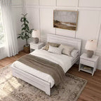 Letto matrimoniale Plank+Beam Farmhouse con testiera a pannelli, letto a piattaforma in legno massello