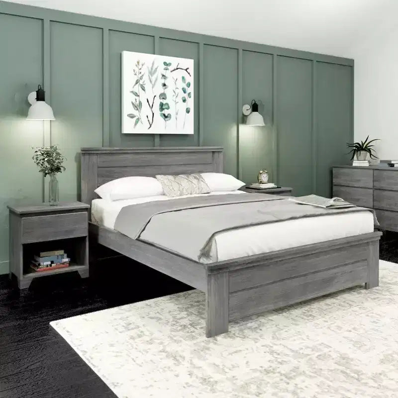 Letto matrimoniale Plank+Beam Farmhouse con testiera a pannelli, letto a piattaforma in legno massello