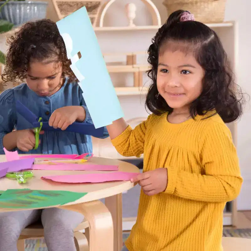 Set tavolo e sedie per bambini Nordic di Guidecraft: Tavolo rotondo in legno per attività per bambini con 4 sgabelli, ideale per camerette e aule scolastiche