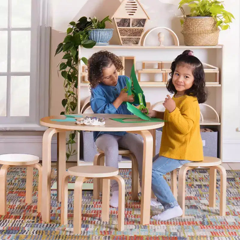 Set tavolo e sedie per bambini Nordic di Guidecraft: Tavolo rotondo in legno per attività per bambini con 4 sgabelli, ideale per camerette e aule scolastiche