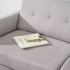 Divano moderno Adair di metà secolo con tasche sui braccioli e tessuto in lino trapuntato - Mellow