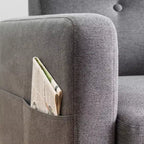 Divano moderno Adair di metà secolo con tasche sui braccioli e tessuto in lino trapuntato - Mellow