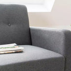 Divano moderno Adair di metà secolo con tasche sui braccioli e tessuto in lino trapuntato - Mellow
