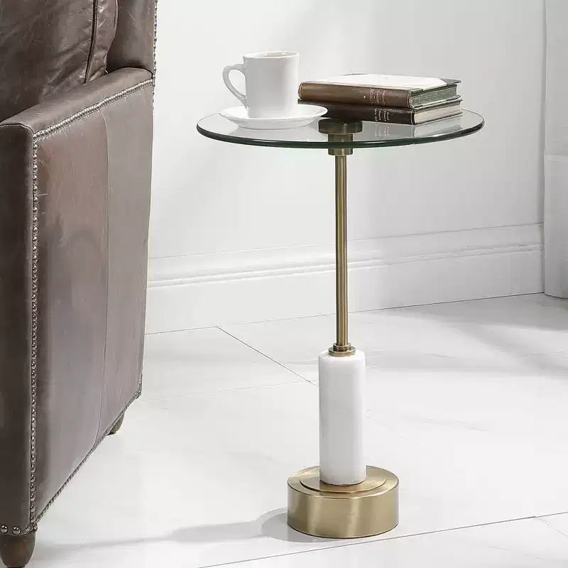 Tavolino moderno rotondo con finitura in ottone spazzolato Uttermost, 39,4 cm di larghezza, piano in vetro dorato per soggiorno, camera da letto, comodino, ingresso, casa