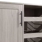 Mobile bar e credenza classici Emma and Oliver con armadietto a porta singola in stile shaker con portabicchieri sospeso e mensole aperte per bottiglie
